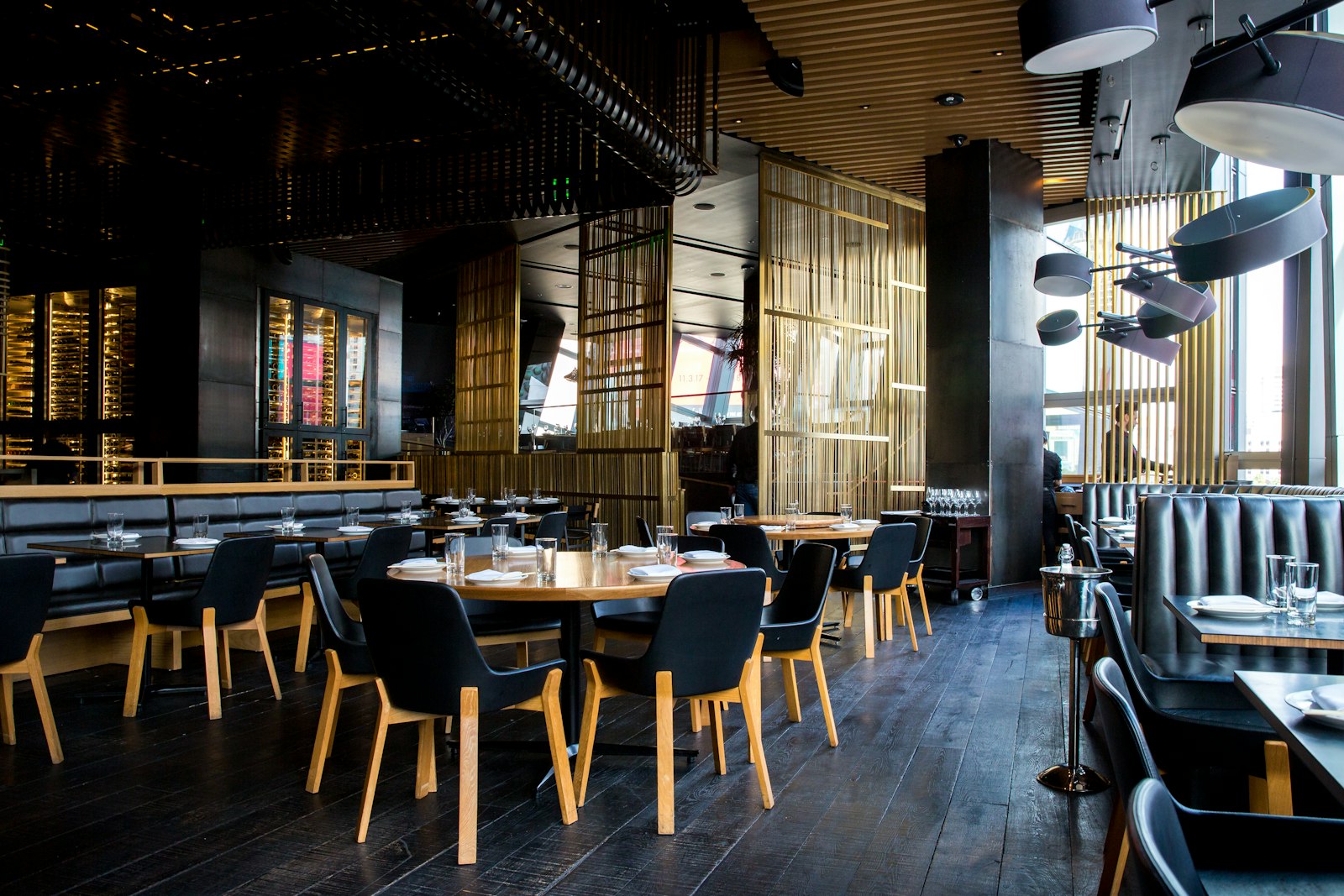 Wnętrze restauracji Bulwar — ciepłe światło